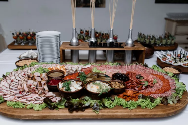 Faire appel à un traiteur pour un cocktail d'entreprise avec un buffet froid, Béziers, Vatou Traiteur